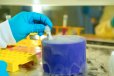 Hier wird kein Hexentrank gebraut, sondern an der Medizin der Zukunft geforscht: In diesem Behälter werden Zellproben aus  menschlichen Organen in flüssigem Stickstoff eingefroren. Mit deren Hilfe können wir neue Tests und Medikamente entwickeln.